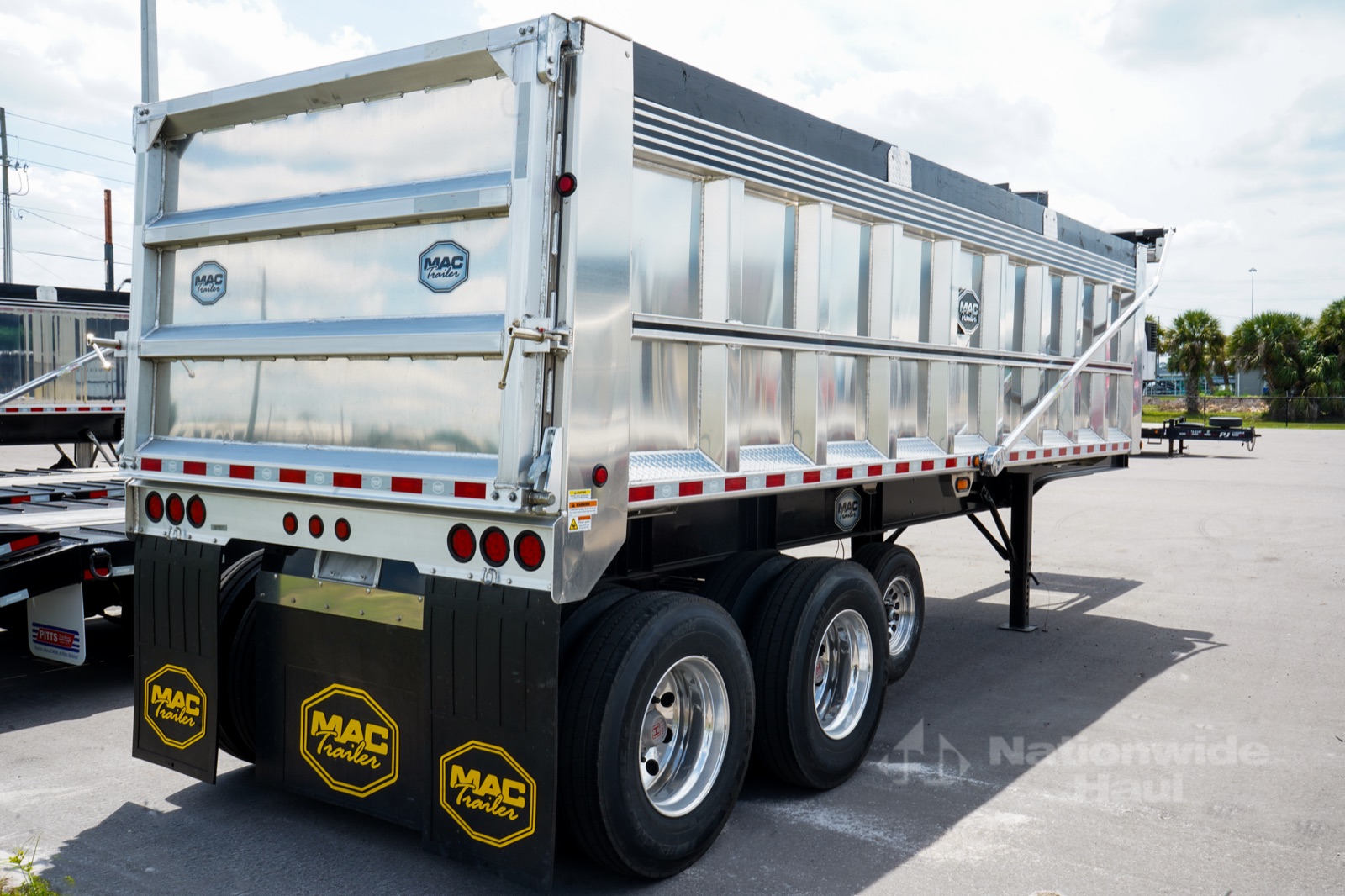 MAC FL Lightweight dump trailer, front detail